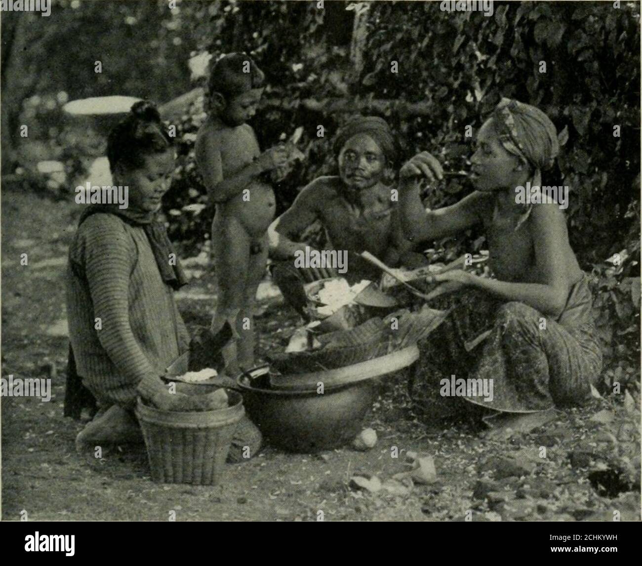 . Java und ihre Nachbarn; ein Reisender Notizen in Java Celebes, die Molukken und Sumatra. Foto des Autors UREINWOHNER TYPEN, BATAVIA. EIN EINLEITENDES Essen IM FREIEN hatte die Westküste Afrikas südlich von Kap Verde aufgehalten; 1487 erreichten und rundeten ihre Schiffe das Kap der Guten Hoffnung (sonamed aus der Hoffnung, dass das letzte Hindernis auf der Seeroute nach Indien passiert war); 1498 ankerte vor Calicut an der küstensten Küste der Halbinsel Hindustan die Hzed und ein Fleetunder Vasco da Gama; 1509 mit einem Fuß fest in Afrika und dem anderen in Indien gepflanzt, ein Stockfoto