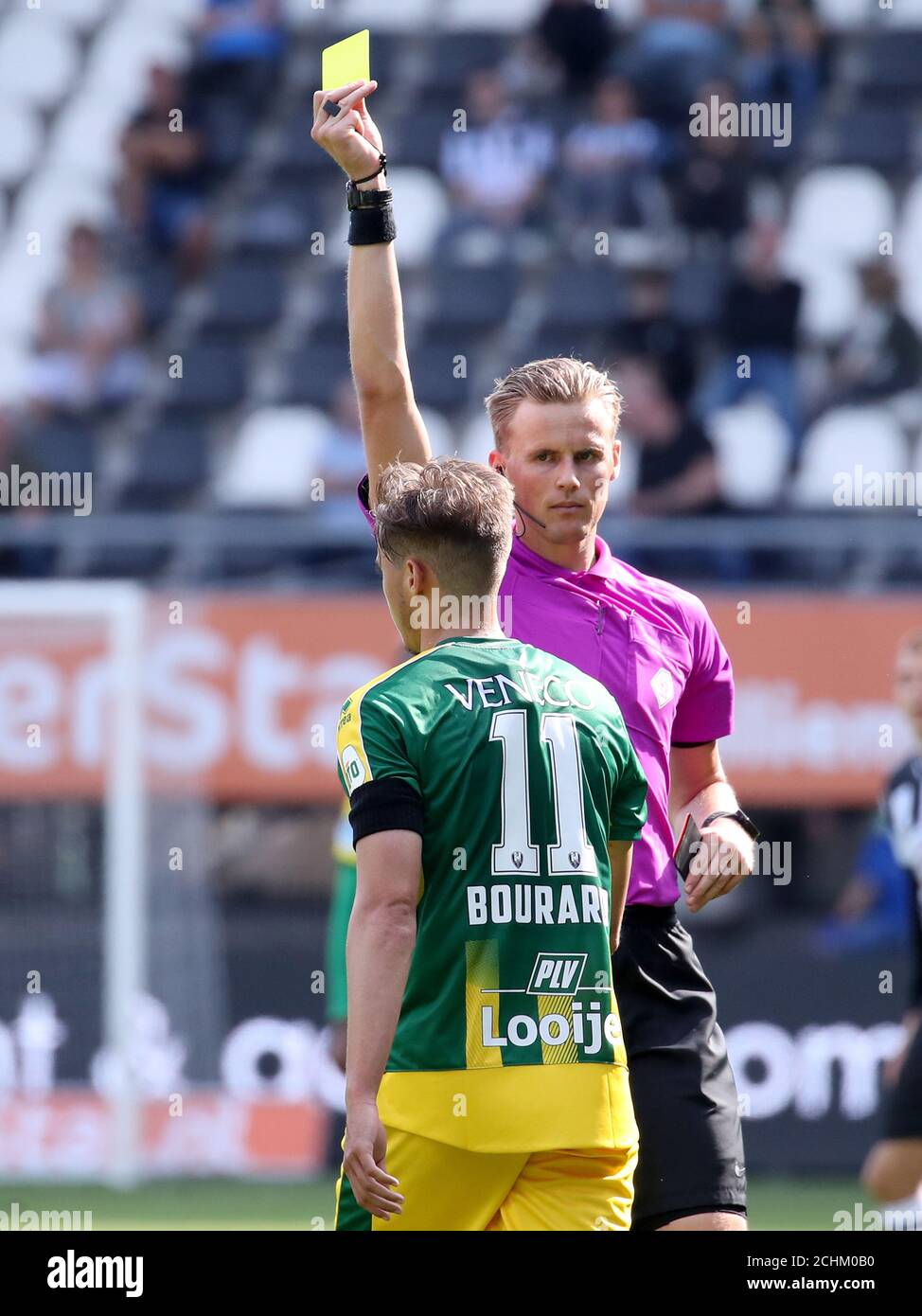 ALMELO, NIEDERLANDE - 13. SEPTEMBER: L-R: Sammy Bourard von ADO Den Haag, Schiedsrichter Sander van der Eijk während des eredivisie-Spiels zwischen Heracles Almelo und ADO Den Haag am 13. September 2020 in Almelo, Niederlande. *** Ortsüberschrift *** Sammy Bourard, Sander van der Eijk Stockfoto