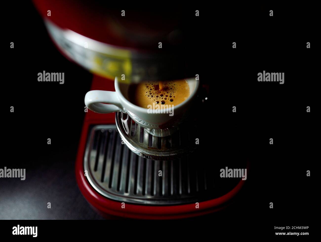 Eine Beispiel-Bild Zeigt Einen Espresso Aus Einer Nespresso Kapsel Mit  Einer Küchenhilfe Kaffeemaschine, 1. Mai 2017 Hergestellt. Reuters/Kai  Pfaffenbach/Illustration Stockfotografie - Alamy