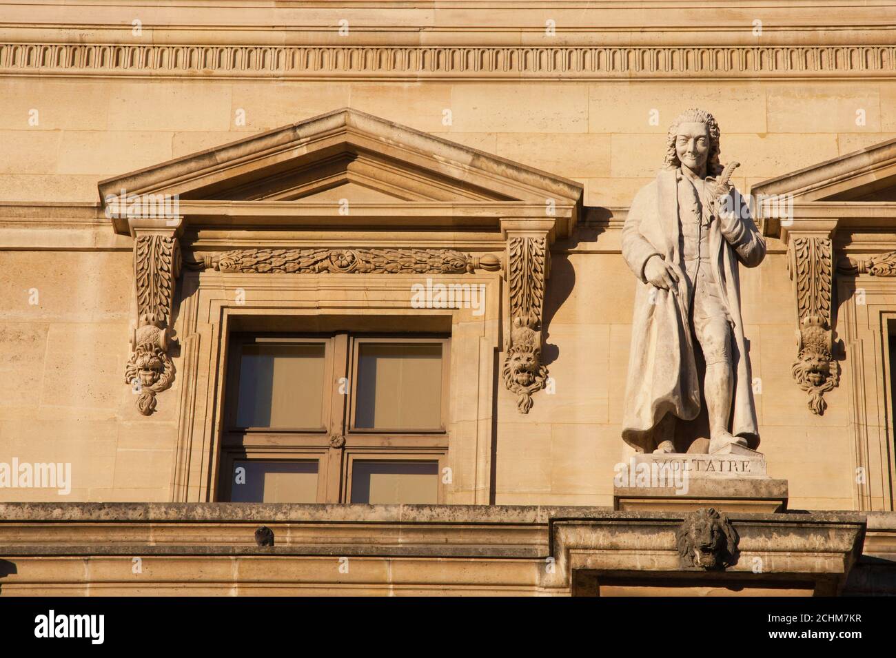 Statue von Voltaire auf dem Palast des Louvre Stockfoto