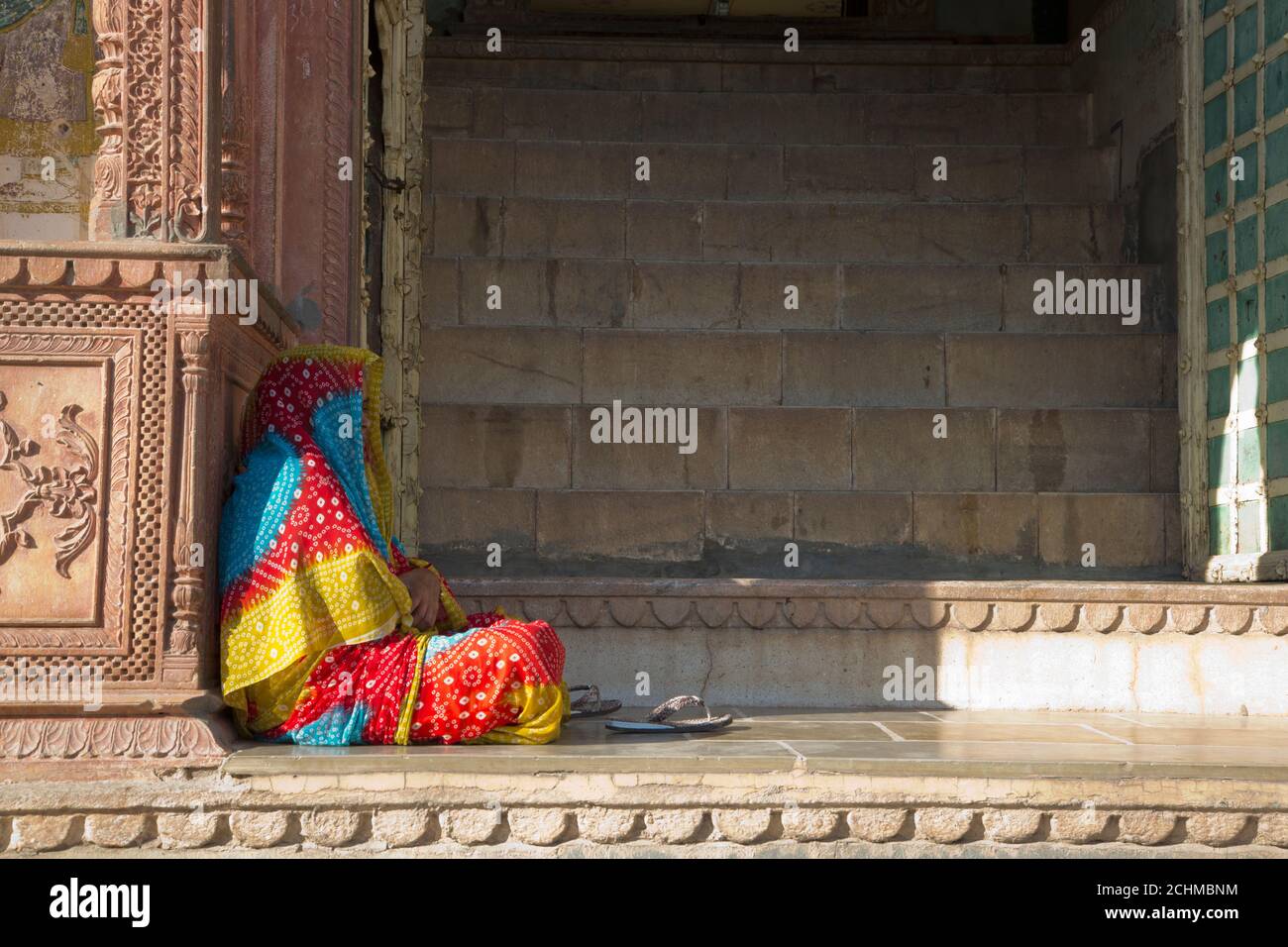 Jaipur, Indien: Sitzende indische Frau in einem bunten Sari Stockfoto