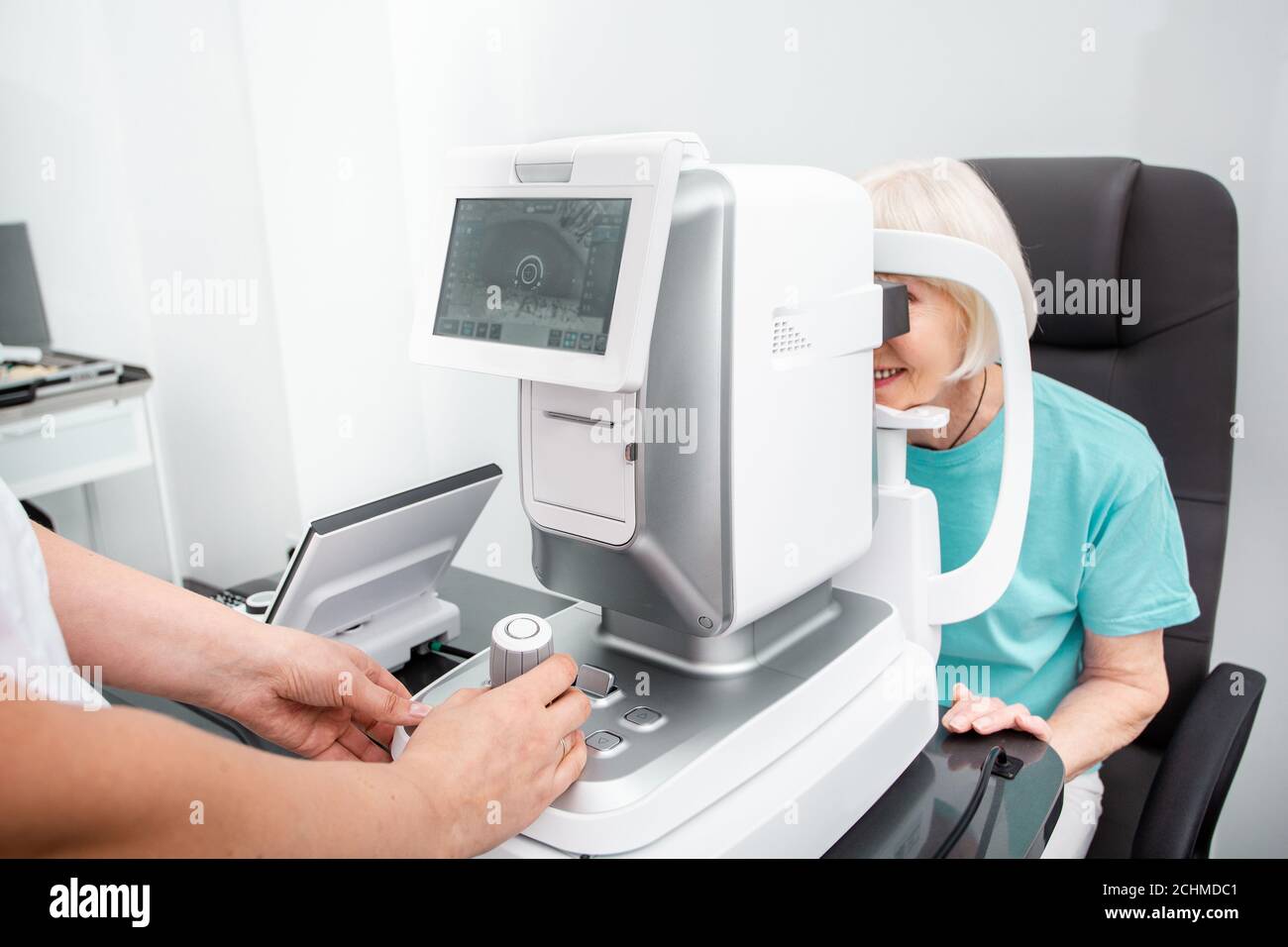 Der Arzt kontrolliert die Sehkraft einer älteren Frau. Moderne Klinik zur Kontrolle und Behandlung des Sehvermögens Stockfoto