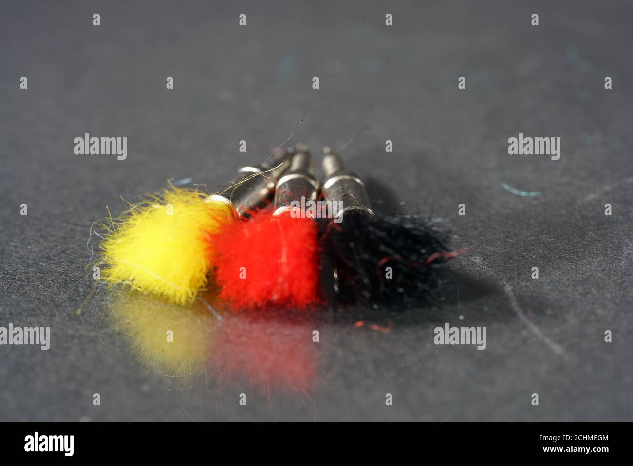 Selektive Nahaufnahme von farbenfrohen Tranquilizer-Darts Stockfoto