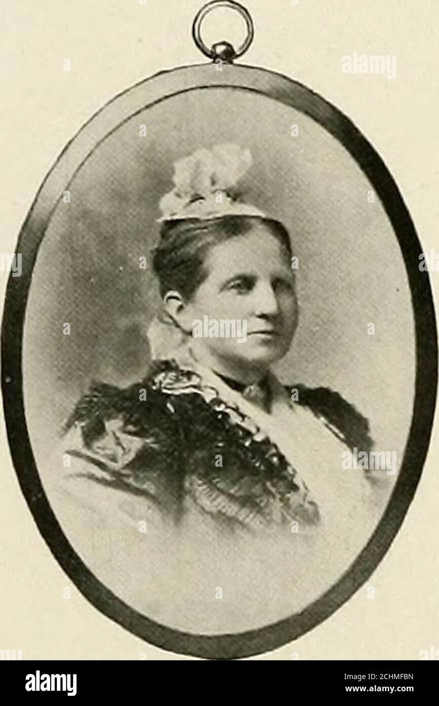 . Geschichte der Familie Carlile : Paisley Zweig . 46 GESCHICHTE DER FAMILIE CARLILE. 1867 kaufte er das Anwesen Temple Grafton in der Nähe von Stratford-on-Avon und baute die Kirche um, indem er Schulen und Hütten hinzufügte. Er überreichte dieses Anwesen seiner älteren Tochter, die das Geschenk des Lebendigen hat (Gregg, Alice Woodhams). 1875 kaufte er das Anwesen Ponsbourne Park bei Hertford und lebte dort bis 1906, als er das Anwesen an seinen Neffen (Carlile, Edward Hildred) verkaufte. 1882 kaufte er das Gayhurstestate Bucks und überreichte es seinem Sohn, der das Geschenk des Lebendigen hat (Carlile, William Walter). Herr Stockfoto