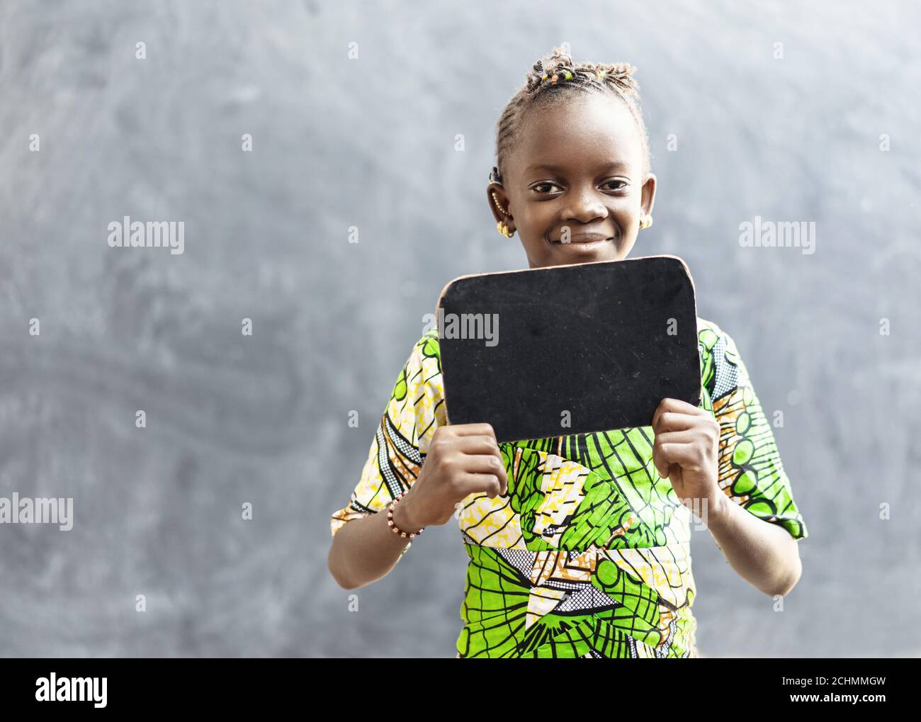 Wunderschöne afrikanische Mädchen Frau hält Tafel Zeichen mit Copy Space Stockfoto