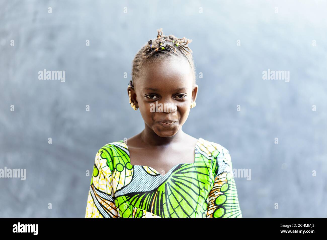Cute African schön Kind lächelnd glücklich vor der Tafel Im typisch afrikanischen Klassenzimmer Stockfoto