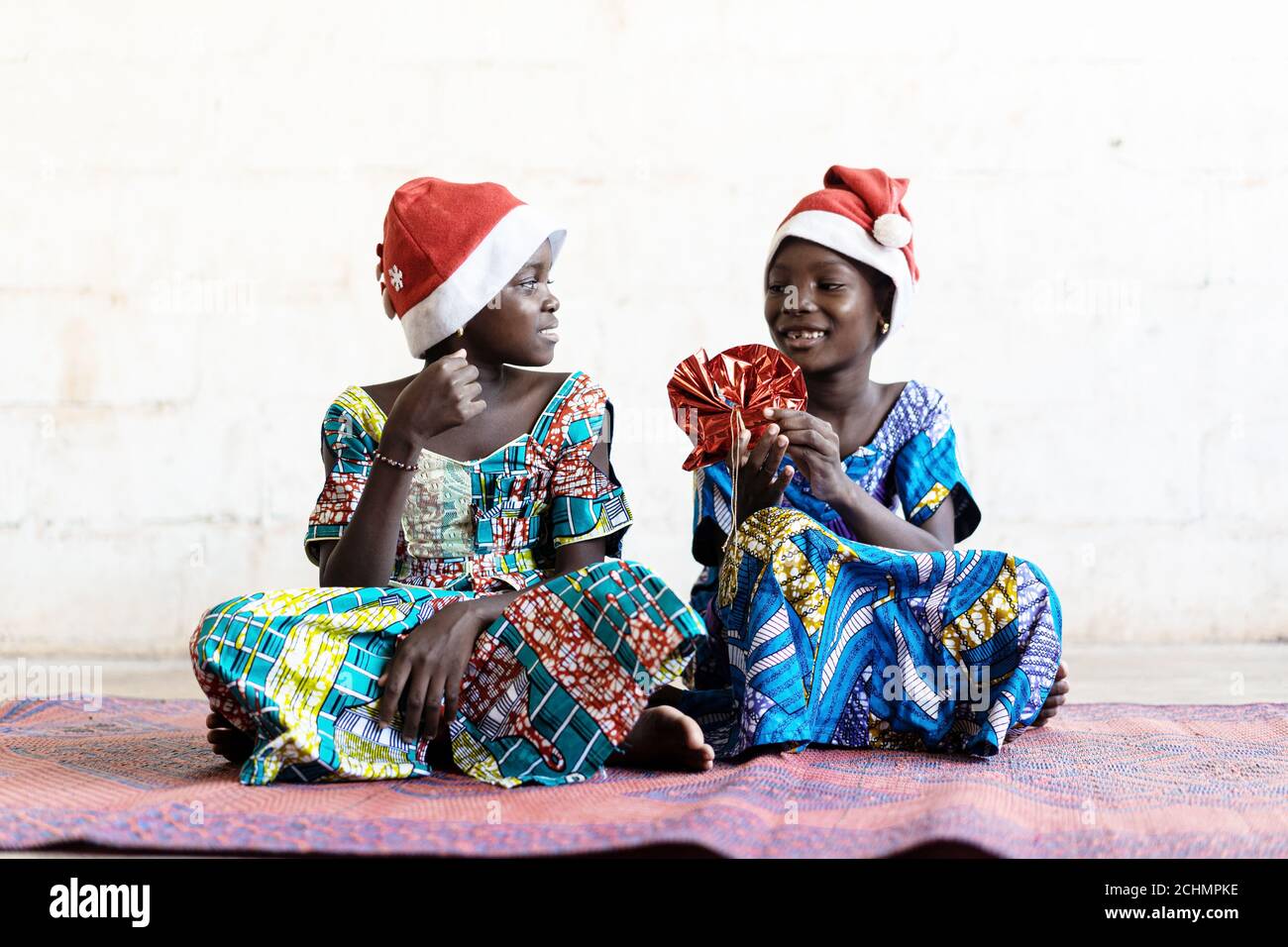 Wunderschöne afrikanische Weihnachten Kinder tragen Hüte und Geschenke Stockfoto
