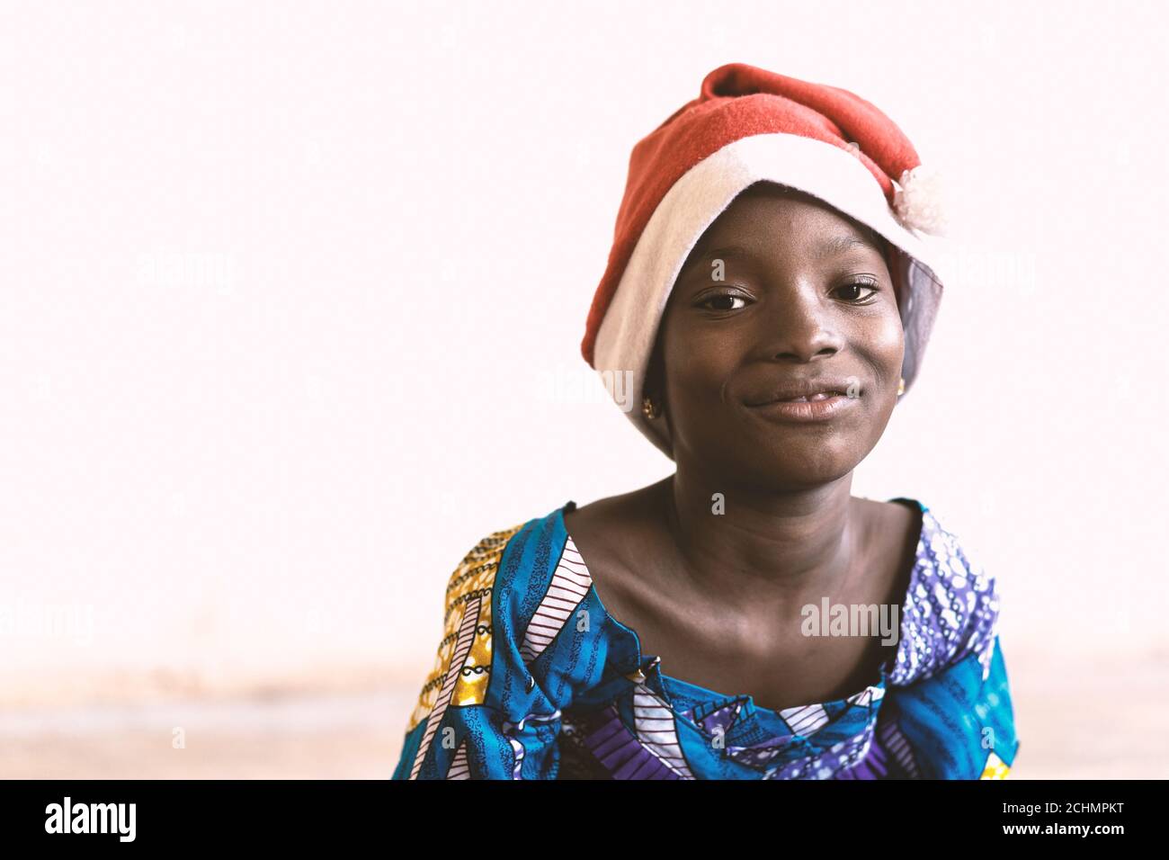 Portrait of Christmas African Girl lächelnd mit traditionellen Kleidung Stockfoto