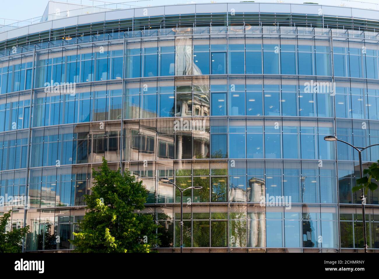 Die Fassade der St Paul's Cathedral, London, ist zersplittert im Spiegelglas eines nahe gelegenen Gebäudes eingefangen Stockfoto