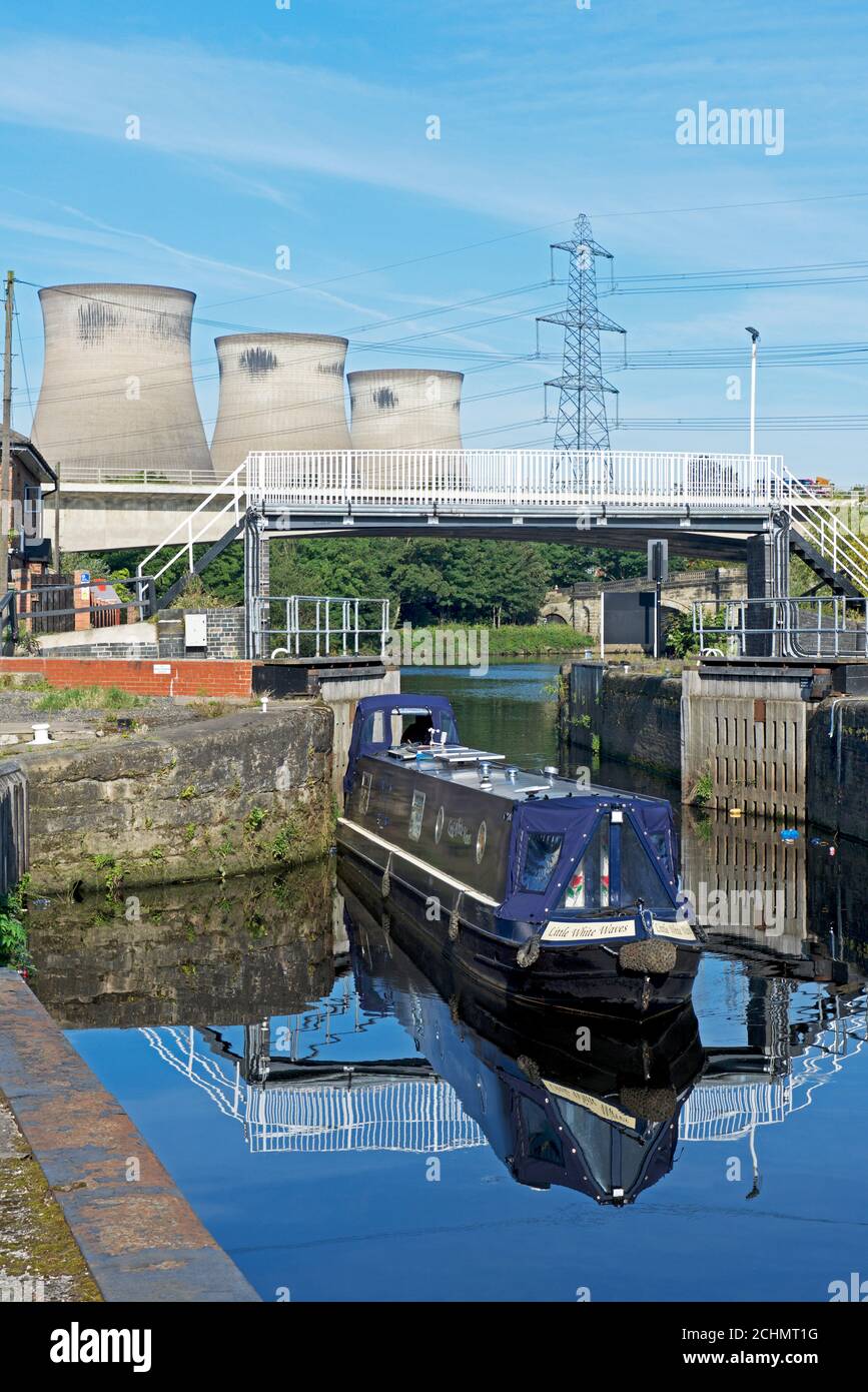 Narrowboat-Ausstieg an der Aire & Calder Navigation, mit Ferrybridge-Kraftwerk im Hintergrund, West Yorkshire, England Stockfoto