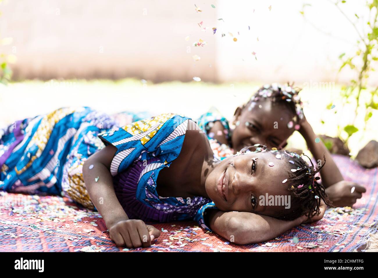 Attraktive junge afrikanische Mädchen mit Spaß im Freien in einem Dorf in Bamako, Mali Stockfoto