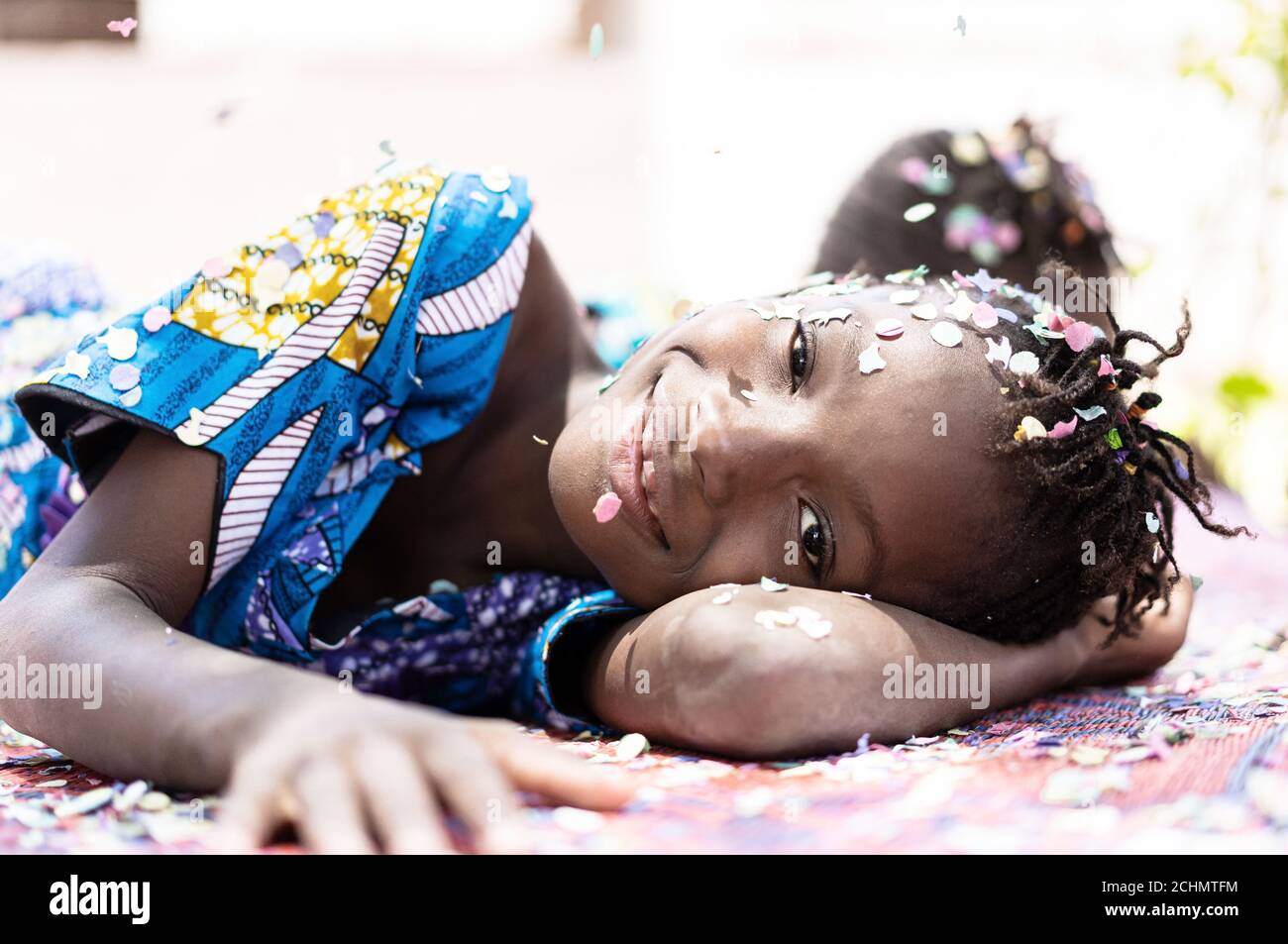 Outdoor-Porträt von African Beautiful Young dunkelhäutig Mädchen mit Zöpfen Frisur lächelnd fröhlich glücklich und sorglos im Dorf in fühlen Bamak Stockfoto