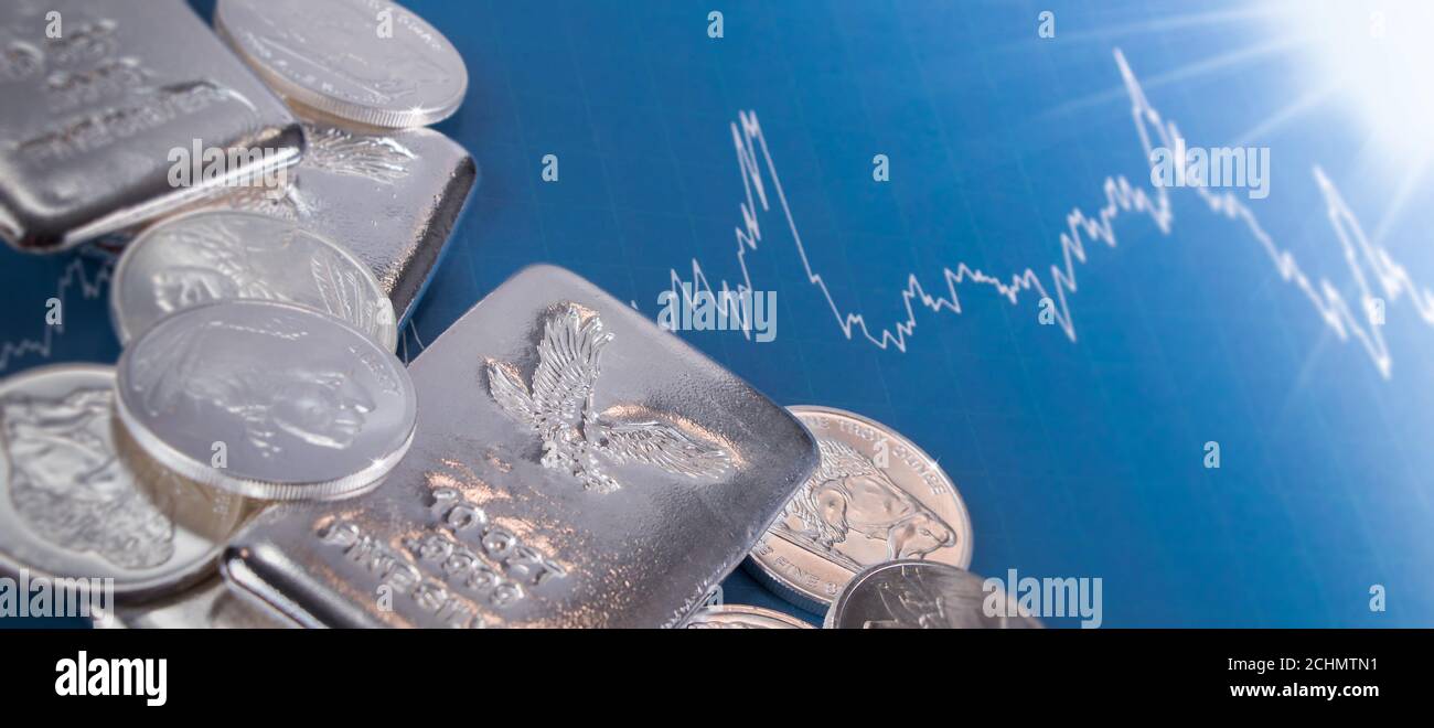 Silberbarren und Münzen mit Preiskarte und Licht glänzend. Helle Zukunft / steigende Preise Konzept Stockfoto