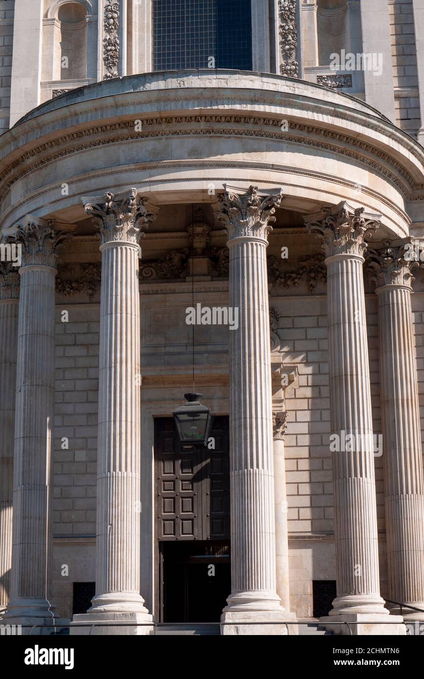 Säulenhalle auf der Südseite der St Paul's Cathedral, London Stockfoto