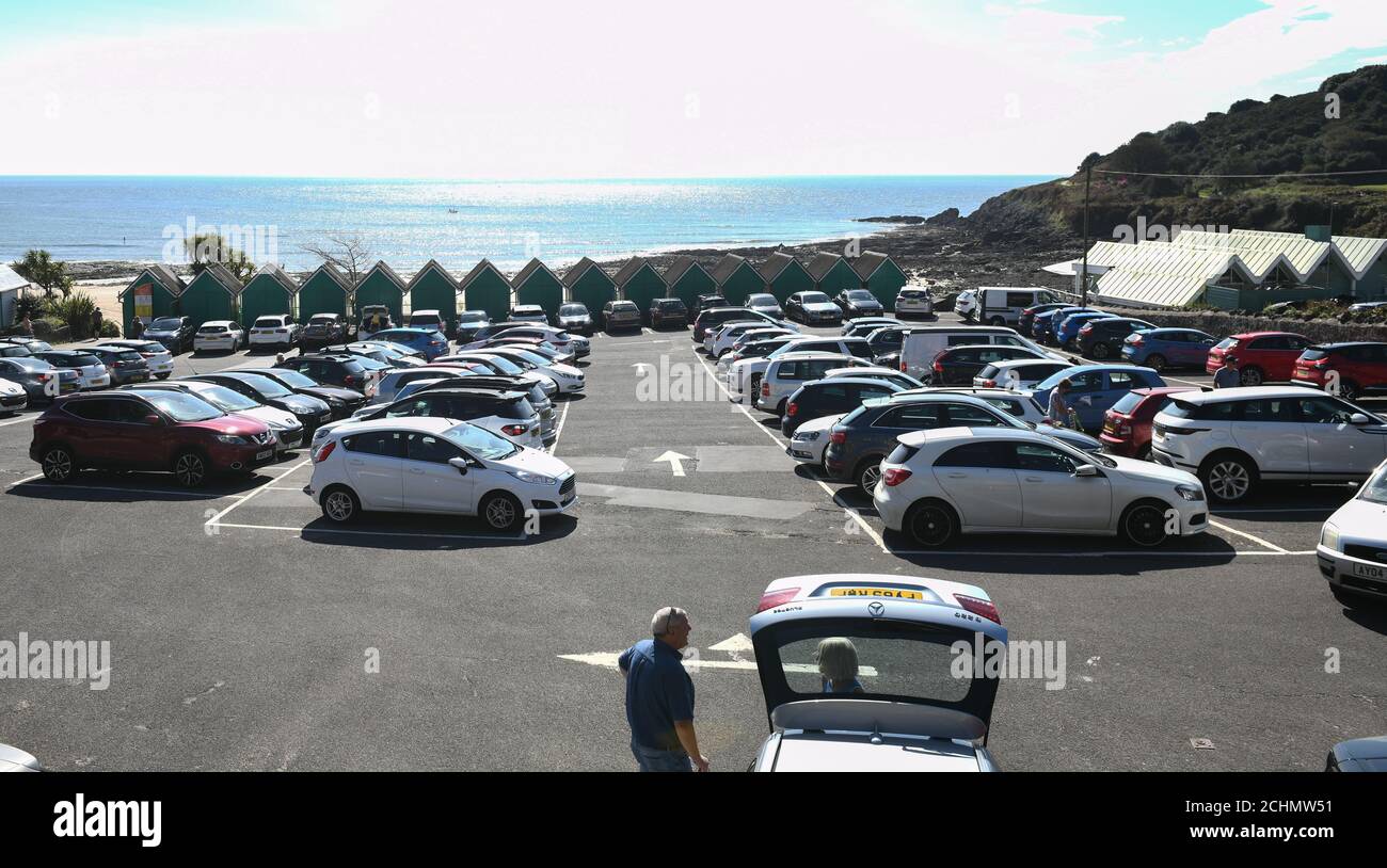 Swansea, Wales, 14. September 2020 EIN voller und geschäftiger Parkplatz voller Autos an der Langland Bay in Swansea, während sich Großbritannien in der herrlichen Septembersonne sonnt. Stockfoto