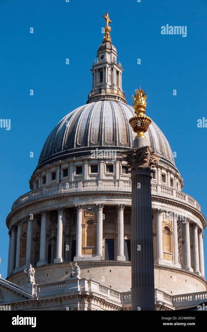 St Paul's Cathedral mit der Paternoster Säule im Vordergrund, London Stockfoto