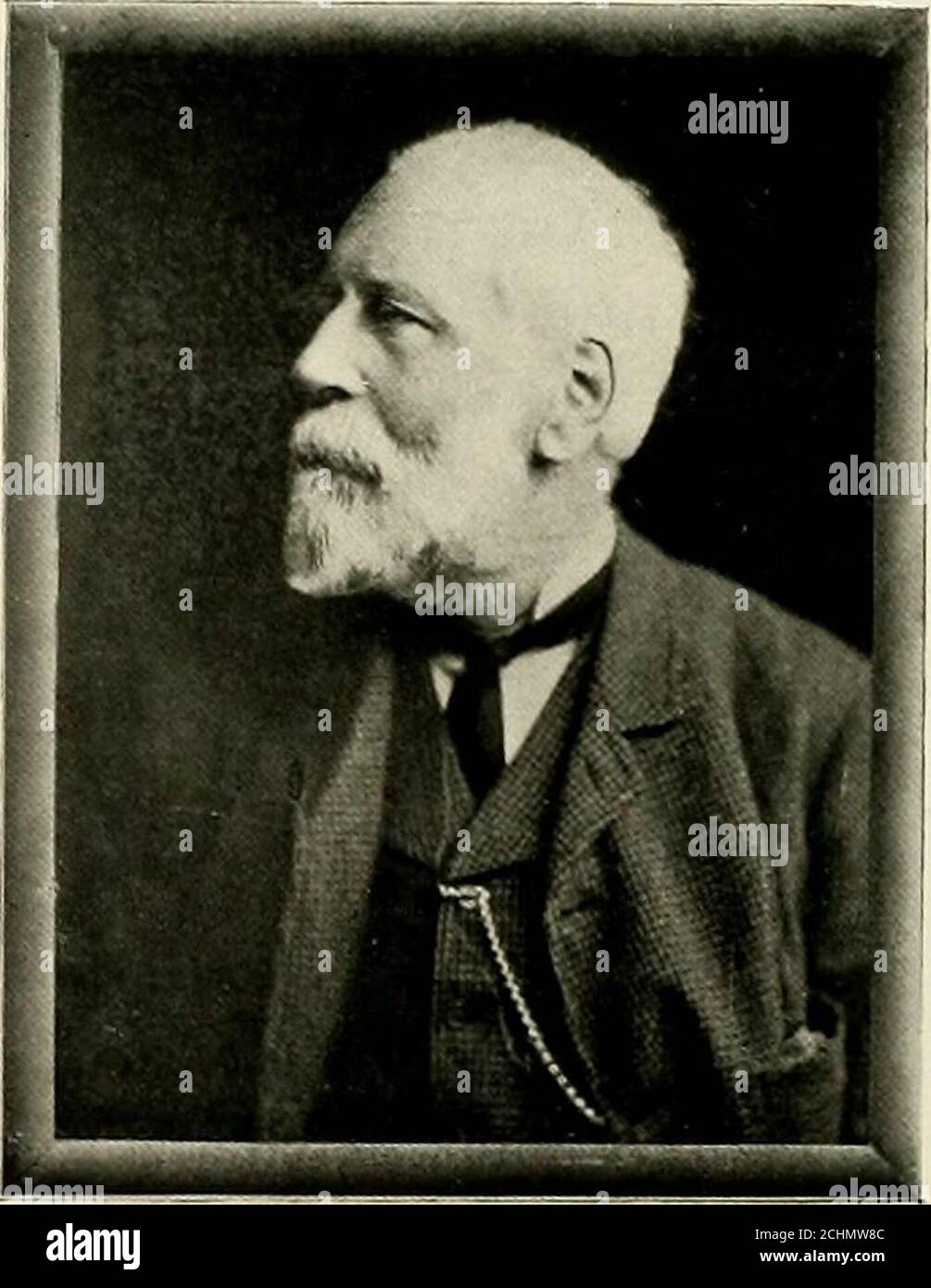 . Geschichte der Familie Carlile : Paisley Niederlassung . ber des Melbourne StockExchange Club. Es gibt fünf Kinder der Ehe; sieheCarlile, Edward Keith, Isabella Maud, Dorothy Ann und HildredIrving; auch Cresswell, Helen Gwendolen. Herr Carlile war einer der Gründer des Civil Service Rowing Club in Melbourne (1866), von denen er in den letzten zwanzig Jahren kontinuierlich, war er der Präsident. In den letzten drei Jahren ist er Vorsitzender des Komitees der australischen Henley auf der Yarra, und war Umpire bei allen Inter-State Amateur RowingContests in Melbourne für etwa fünfundzwanzig Jahre Stockfoto