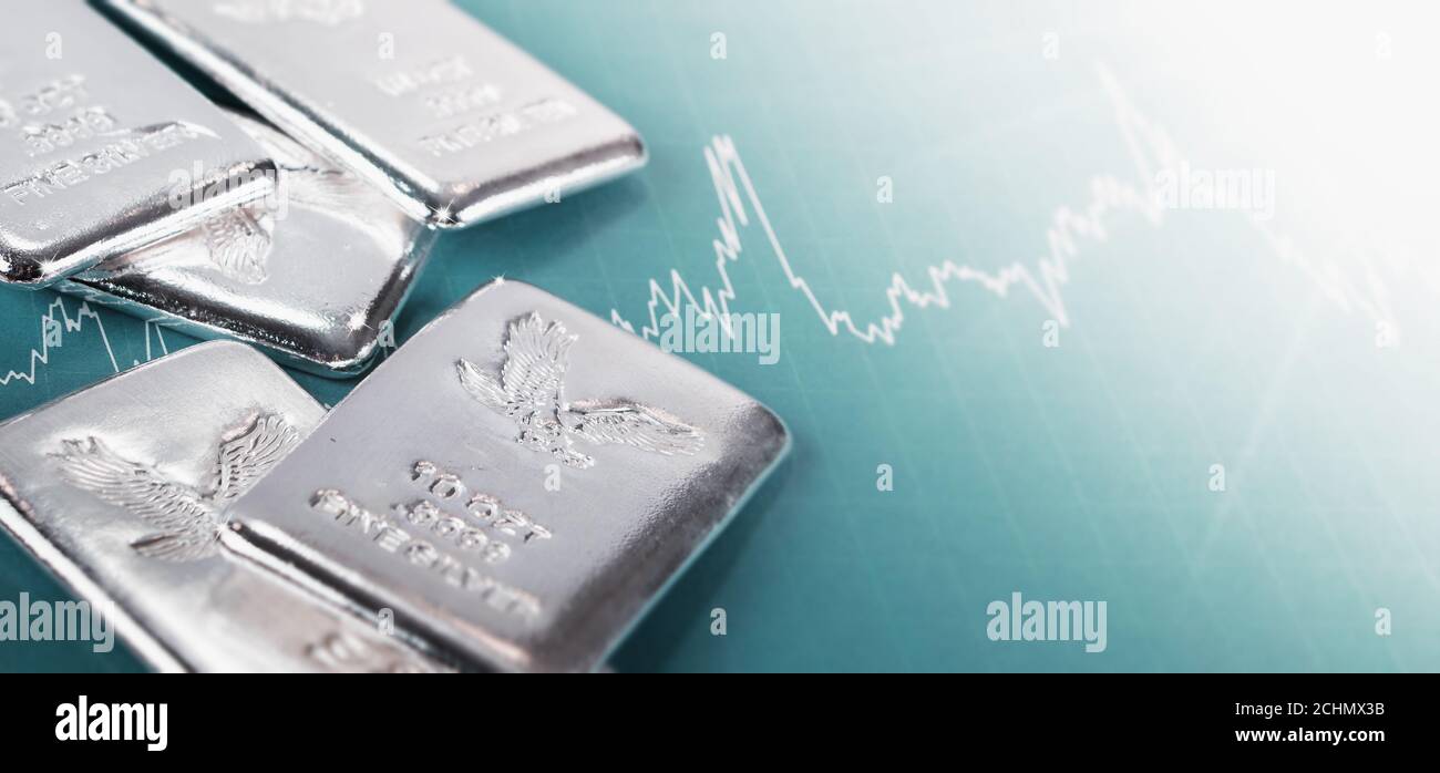 Silberbarren und Münzen mit Preiskarte und Licht glänzend. Helle Zukunft / steigende Preise Konzept Stockfoto
