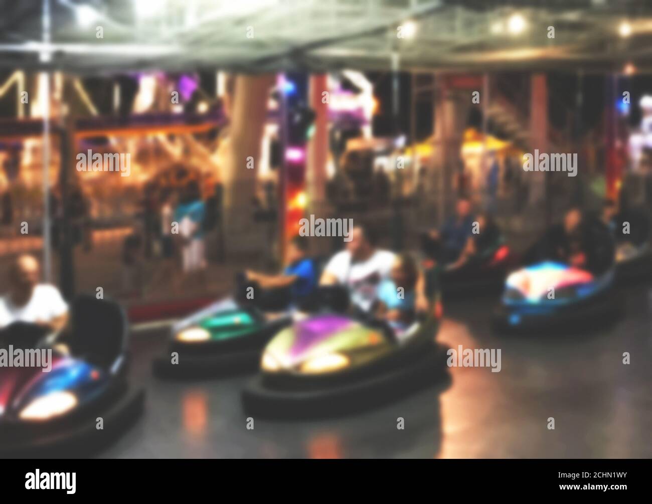 Elektrische Stoßfänger Autos im Freizeitpark, defokussed Hintergrund Stockfoto