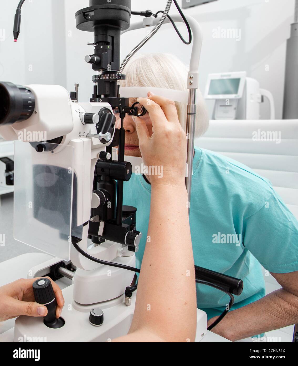 Senior Frau untersucht von einem Augenarzt auf Augenausrüstung, Augenuntersuchung, Augentest Stockfoto