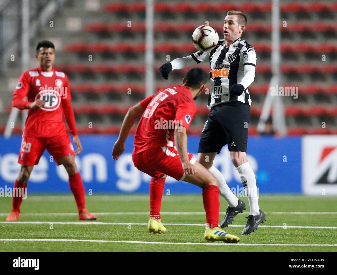 Fussball Zweite Runde Erste Etappe Union La Calera V Atletico Mineiro Stadtisches Stadion Valparaiso Chile 21 Mai 2019 Adilson Von Atletico Mineiro Im Einsatz Mit Matias Laba Reuters Rodrigo