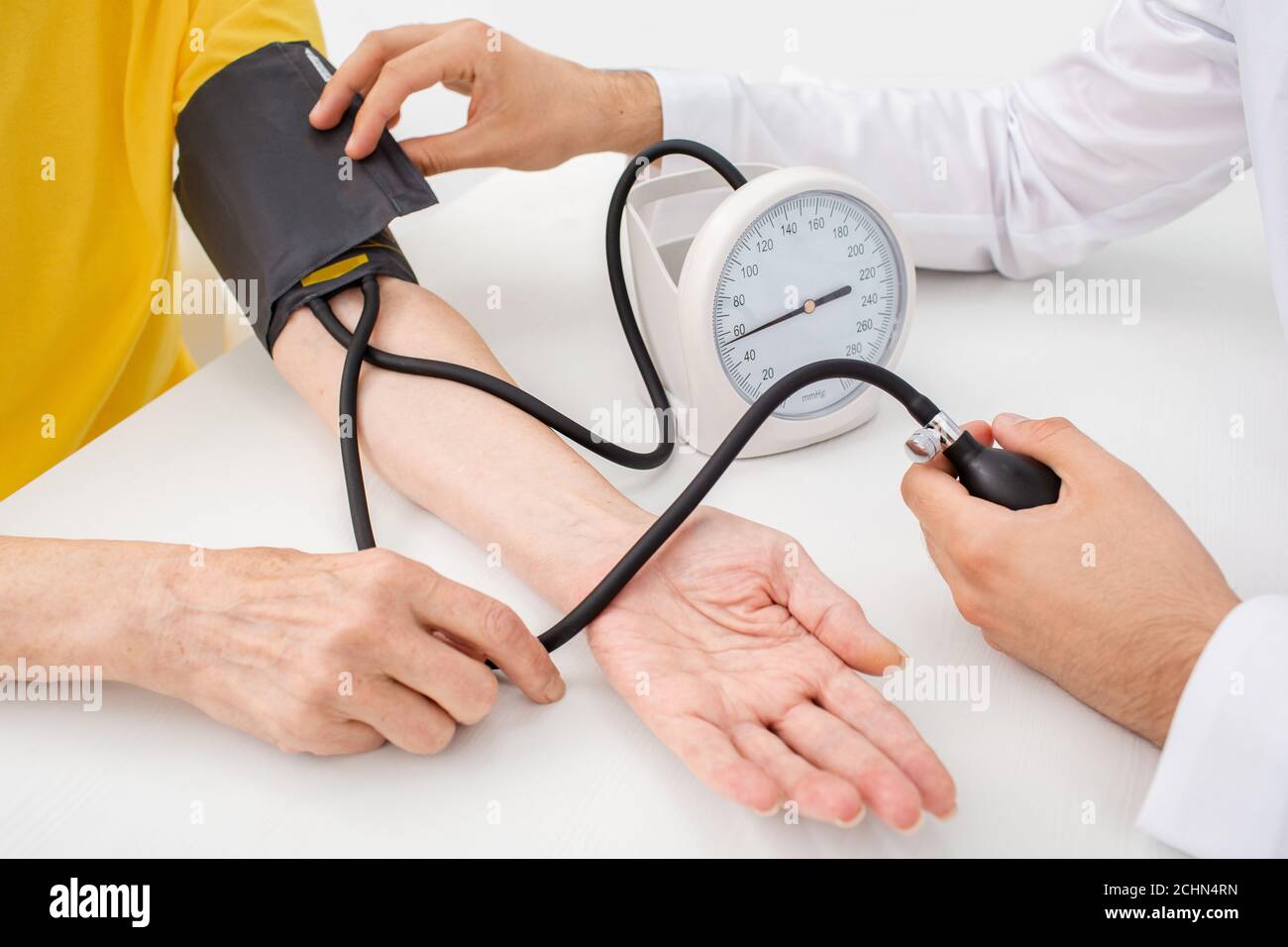 Arzt zur Messung des arteriellen Blutdrucks eines Patienten, Nahaufnahme Stockfoto