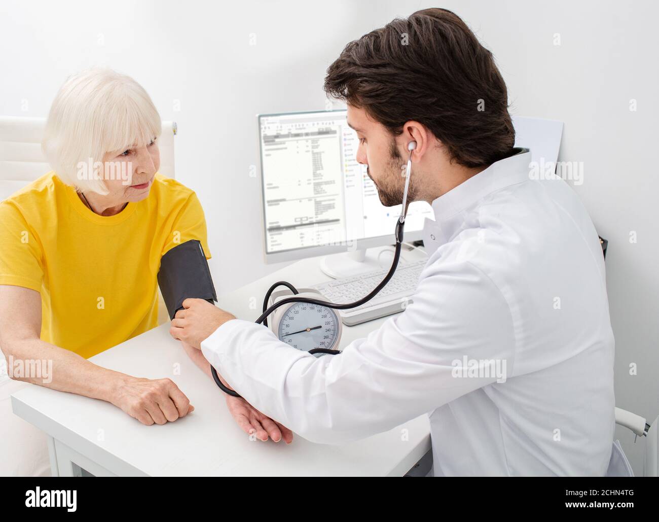 Arzt zur Messung des arteriellen Blutdrucks einer älteren Frau. Ärztliche Vorsorgeuntersuchung Gesundheit, alter Patient Stockfoto