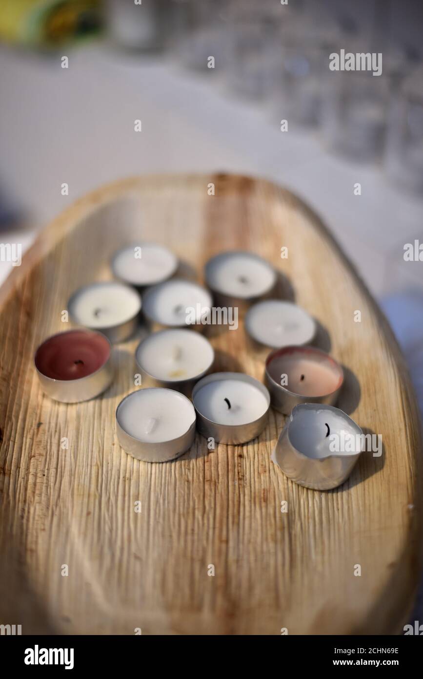 Weiße Kerzen im Holztablett Stockfoto