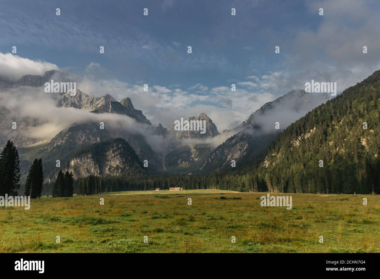 Schöne Aussicht auf die neblige Berglandschaft am Morgen. Abgelegenes Haus umgeben von wilder Natur, Wiesen, Weiden, Alpen.ländlicher Lebensstil in Dolomiten, Italien.Cal Stockfoto