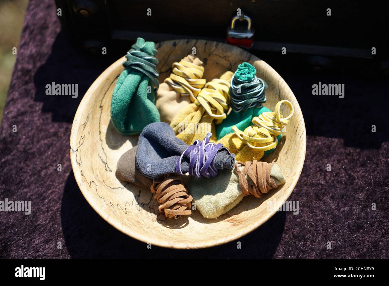 Draufsicht auf handgefertigte Ledertaschen auf einem Holzteller Stockfoto