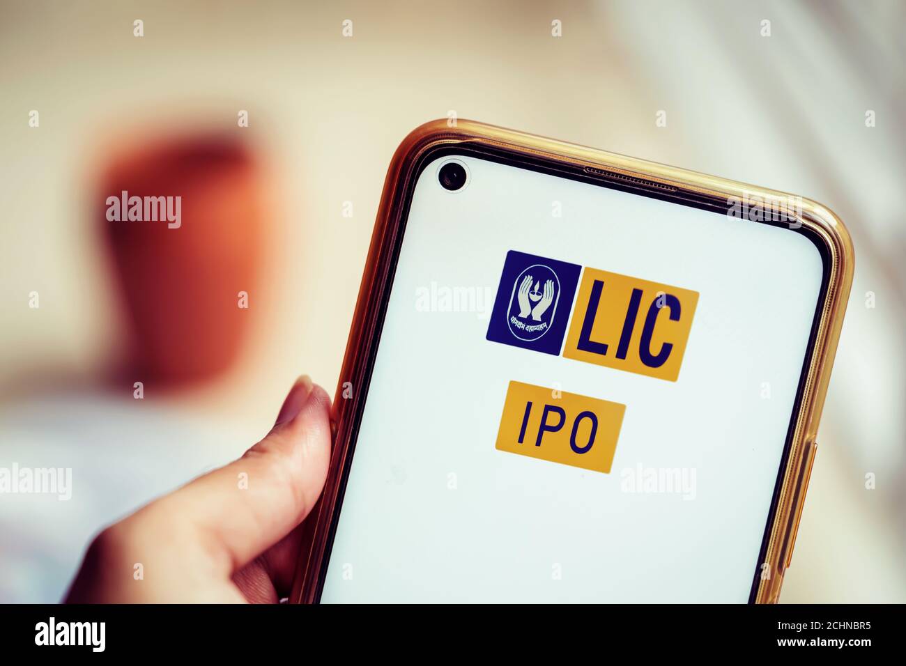 Kolkata, Westbengalen, Indien, 6. September 2020 : LIC IPO Hintergrund. Die Website der Life Insurance Corporation of India wird auf einem Smartphone-Nahaufnahme geöffnet Stockfoto