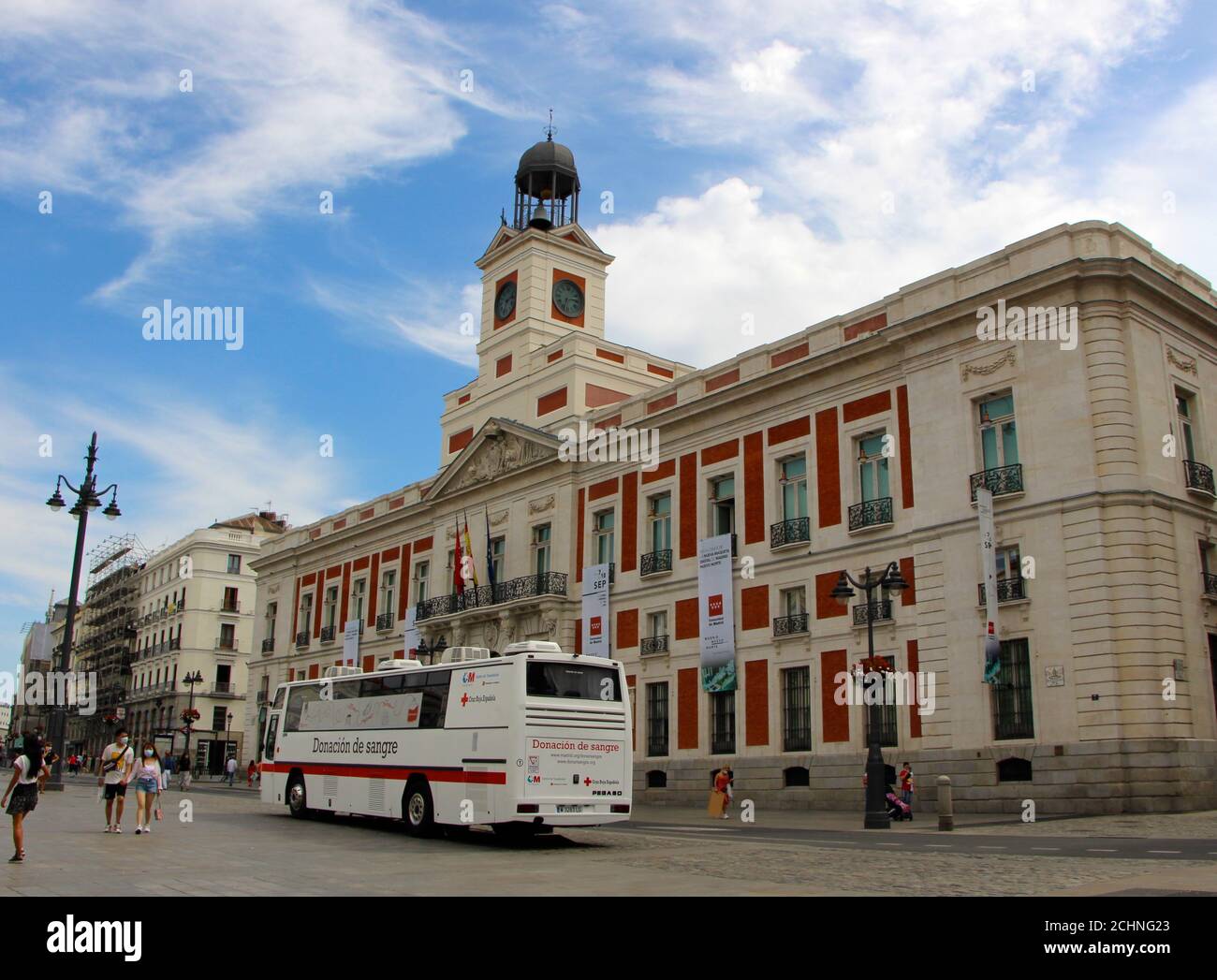 Geparkter spanischer Bus des Roten Kreuzes für Blutspenden in der Puerta del Sol im Zentrum von Madrid, Spanien Stockfoto