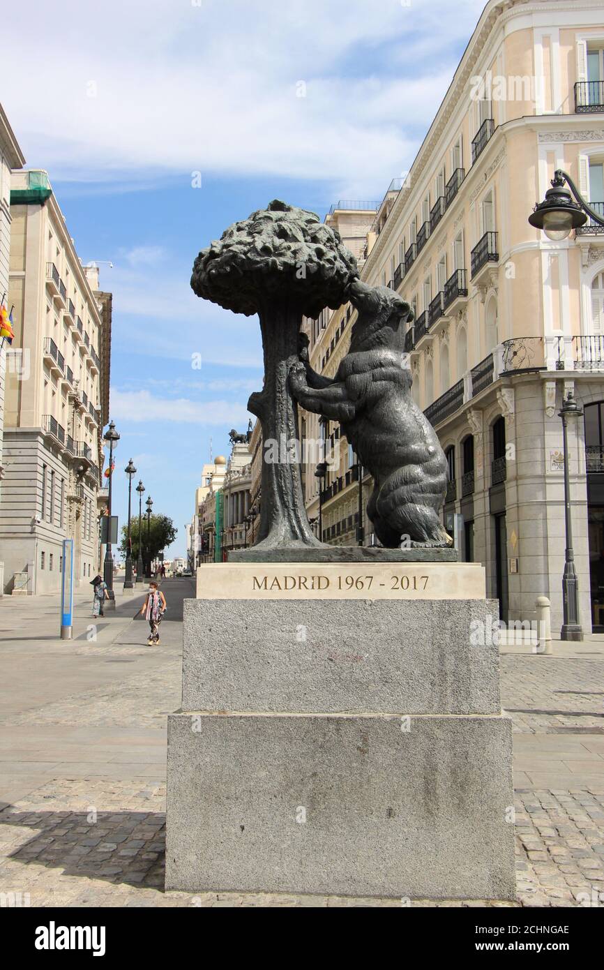 Statue des Bären und des Erdbeerbaumes von Bildhauer Antonio Navarro Santafé Puerta del Sol Madrid Spanien Stockfoto