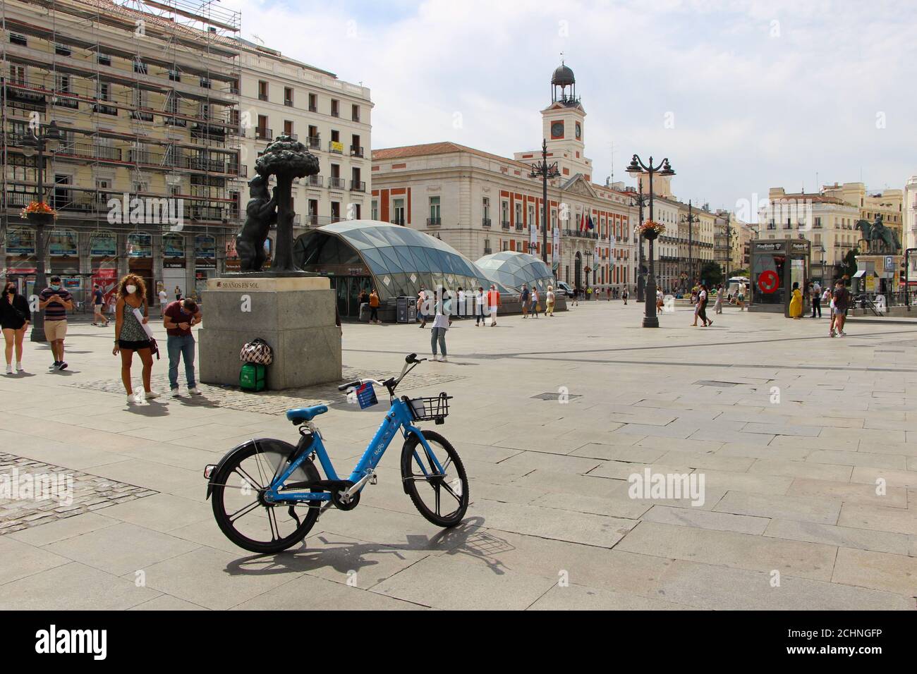 Elektrofahrrad vor der Statue der geparkt Bär und der Erdbeerbaum vom Bildhauer Antonio Navarro Santafé Puerta del Sol Madrid Spanien Stockfoto