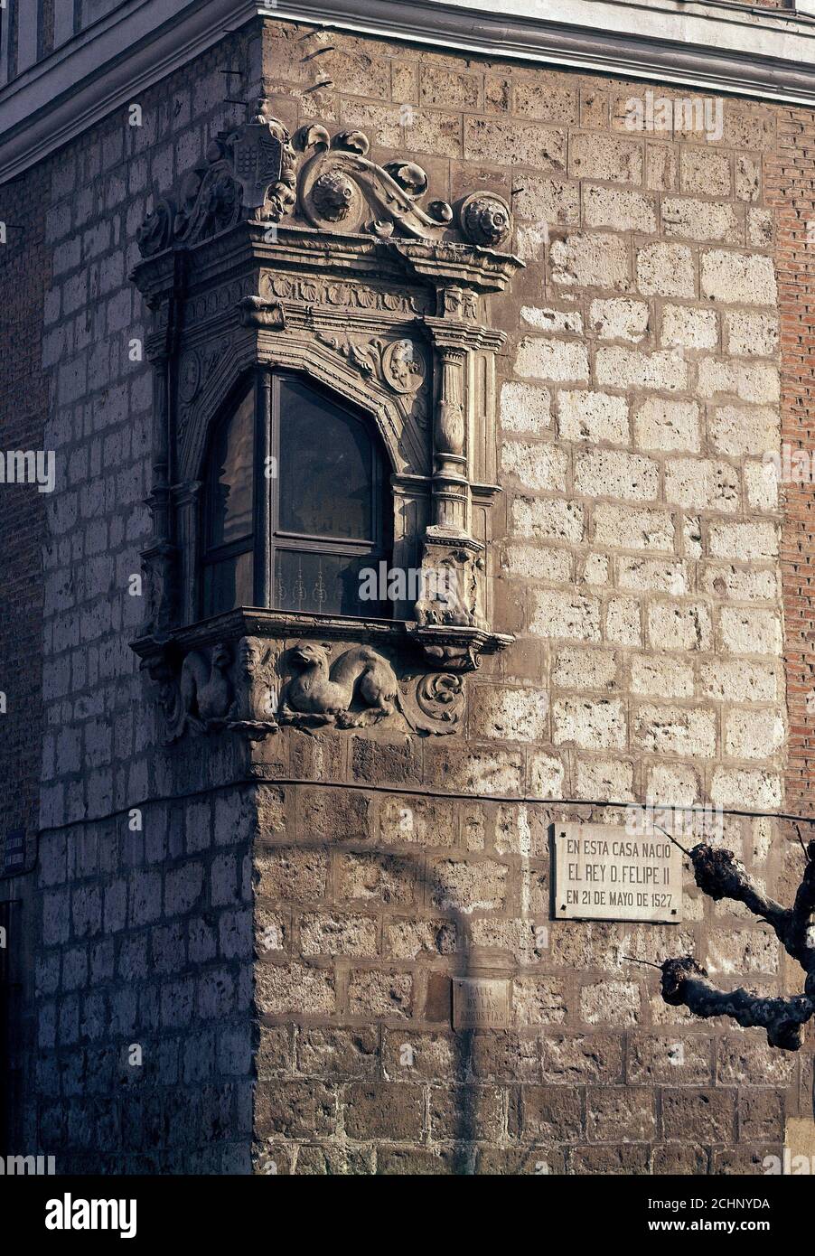 VENTANA PLATERESCA DEL SIGLO XVI DEL PALACIO DE PIMENTEL - CASA NATAL DE Felipe II. Lage: DIPUTACION/PALACIO DE PIMENTEL. Valladolid. Spanien. Stockfoto