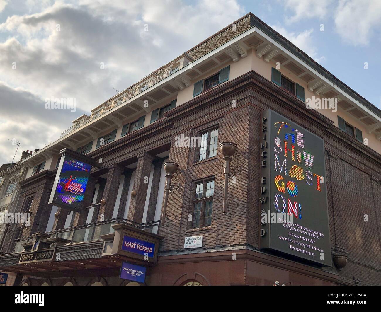 Das Prince Edward Theater im Londoner West End wurde seit dem 16. März 2020 aufgrund der COVID-19 Pandemie geschlossen. Ein großes digitales Display fordert ‘The Show Must Go On’, zur Unterstützung der verwüsteten Unterhaltungsindustrie des Vereinigten Königreichs. Stockfoto