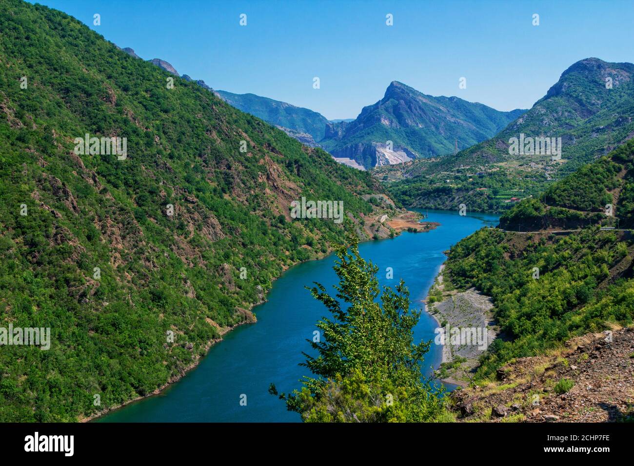 Wunderschöne Sommerlandschaft mit blauem Fluss in albanischen Bergen, bedeckt mit üppigem Laub Stockfoto