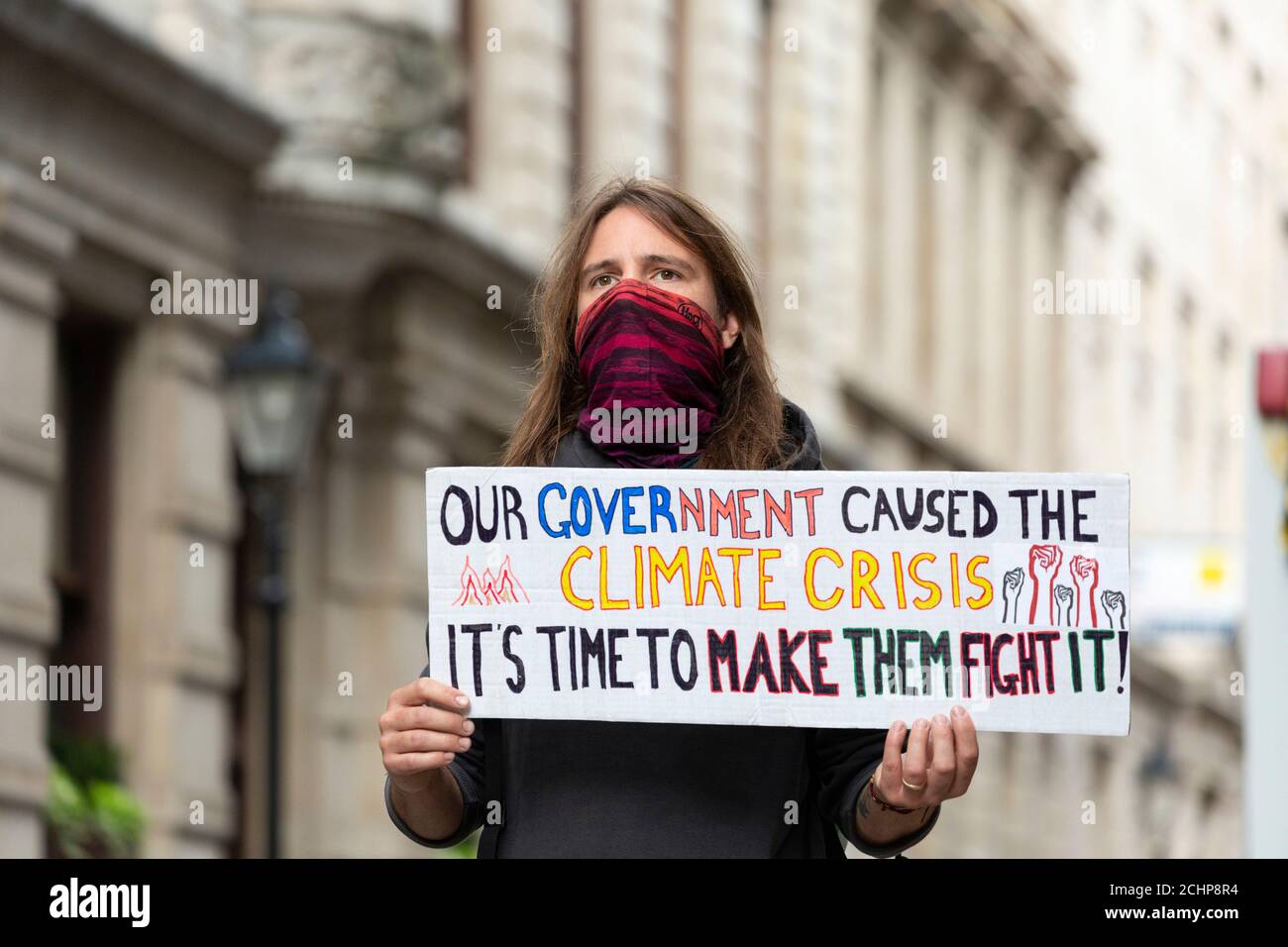 Protestler hält Plakat während der Earth Strike Demonstration vor dem BlackRock Finanzinstitut, London, 5. September 2020 Stockfoto
