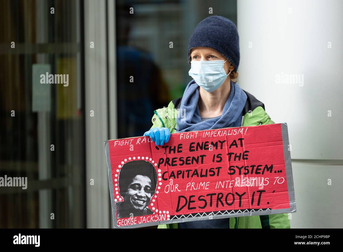 Protestler hält Plakat während der Earth Strike Demonstration vor dem BlackRock Finanzinstitut, London, 5. September 2020 Stockfoto