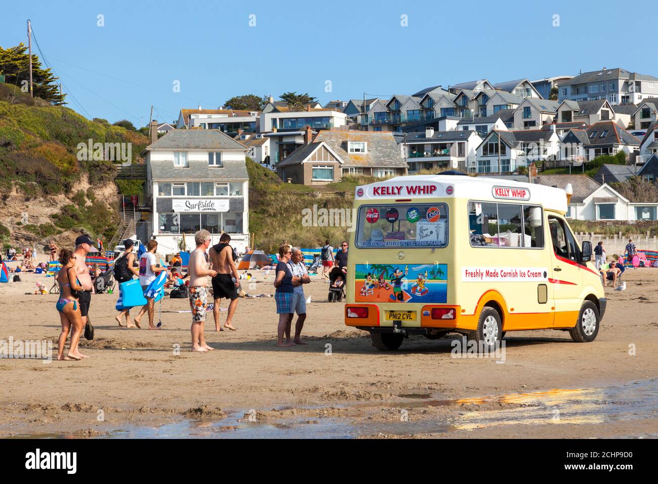 Polzeath, Cornwall, Großbritannien. September 2020. Urlauber haben die soziale Distanz, die sich an einem warmen, sonnigen Nachmittag am Polzeath Beach an der Atlantikküste von Nord-Cornwall für Eis anstellen. Stockfoto