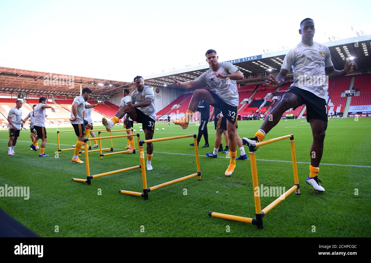 Wolverhampton Wanderers' Adama Traore, Leander Dendoncker und Willy Boly wärmen sich vor dem Premier League-Spiel in Bramall Lane, Sheffield. Stockfoto