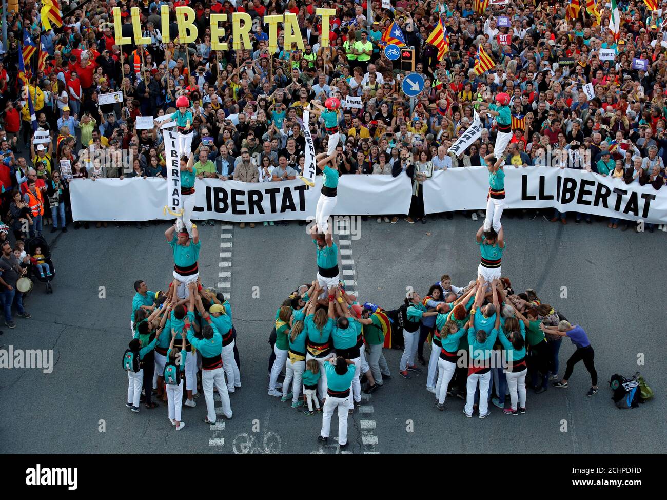 Menschen bilden Menschentürme, während katalanische Demonstranten, die sich für die Unabhängigkeit einsetzen, an einem Protest zur Freilassung inhaftierten separatistischen Führern in Barcelona, Spanien, am 26. Oktober 2019 teilnehmen. Banner mit der Aufschrift „Freiheit“. REUTERS/Albert Gea Stockfoto