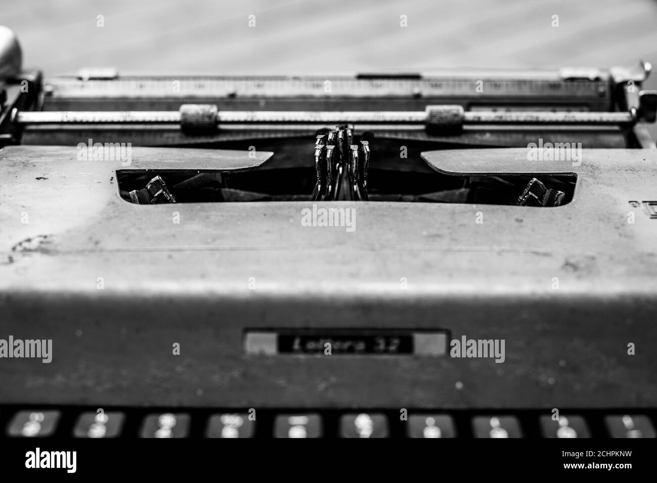 Alte, rostige, staubige und unbenutzte olivetti Schreibmaschine, Modell lettera 32, entworfen von Marcello Nozilli Stockfoto