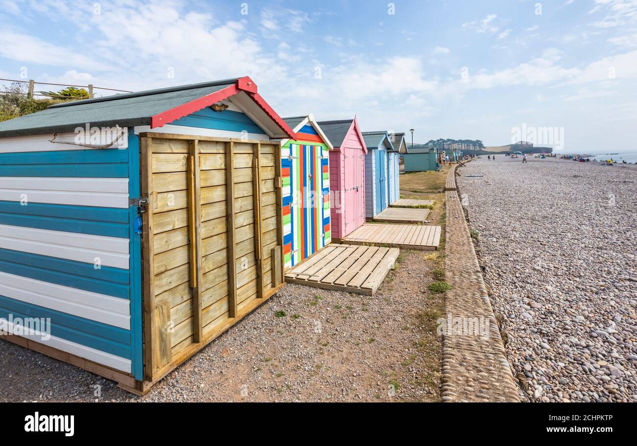 Typische Strandhütten an der Strandpromenade von Budleigh Salterton, einer kleinen Stadt an der Südküste mit einem steinigen Strand in East Devon, Südwestengland Stockfoto