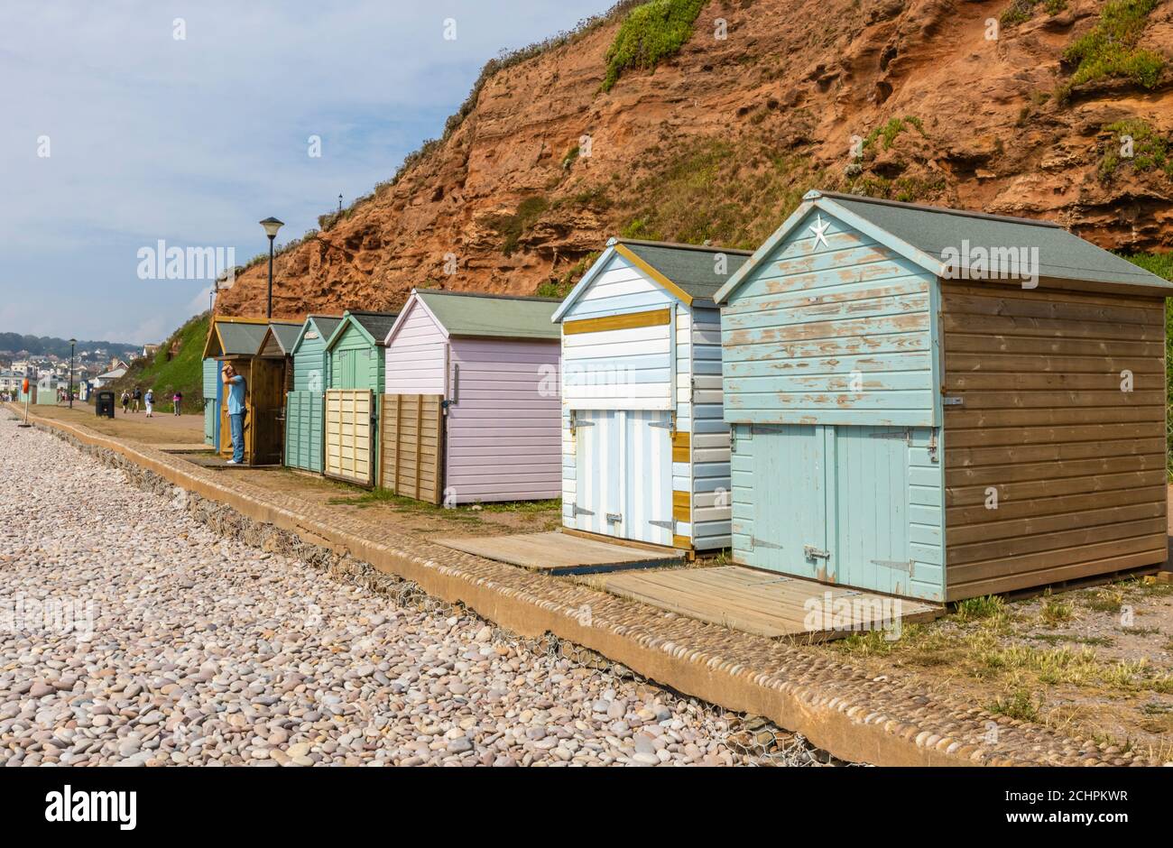 Typische Strandhütten an der Strandpromenade von Budleigh Salterton, einer kleinen Stadt an der Südküste mit einem steinigen Strand in East Devon, Südwestengland Stockfoto