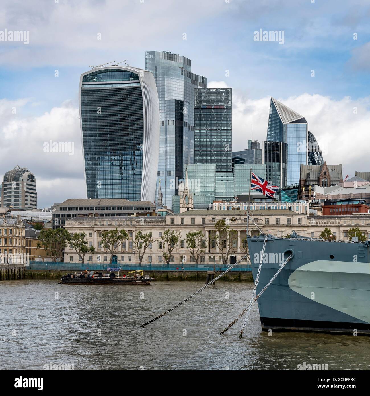 London Stadtbild, aufgenommen von der Southbank. Die bekannten Gebäude sind NatWest Tower, Cheesegrater, der Skalpell und die Walkie Talkie. Stockfoto