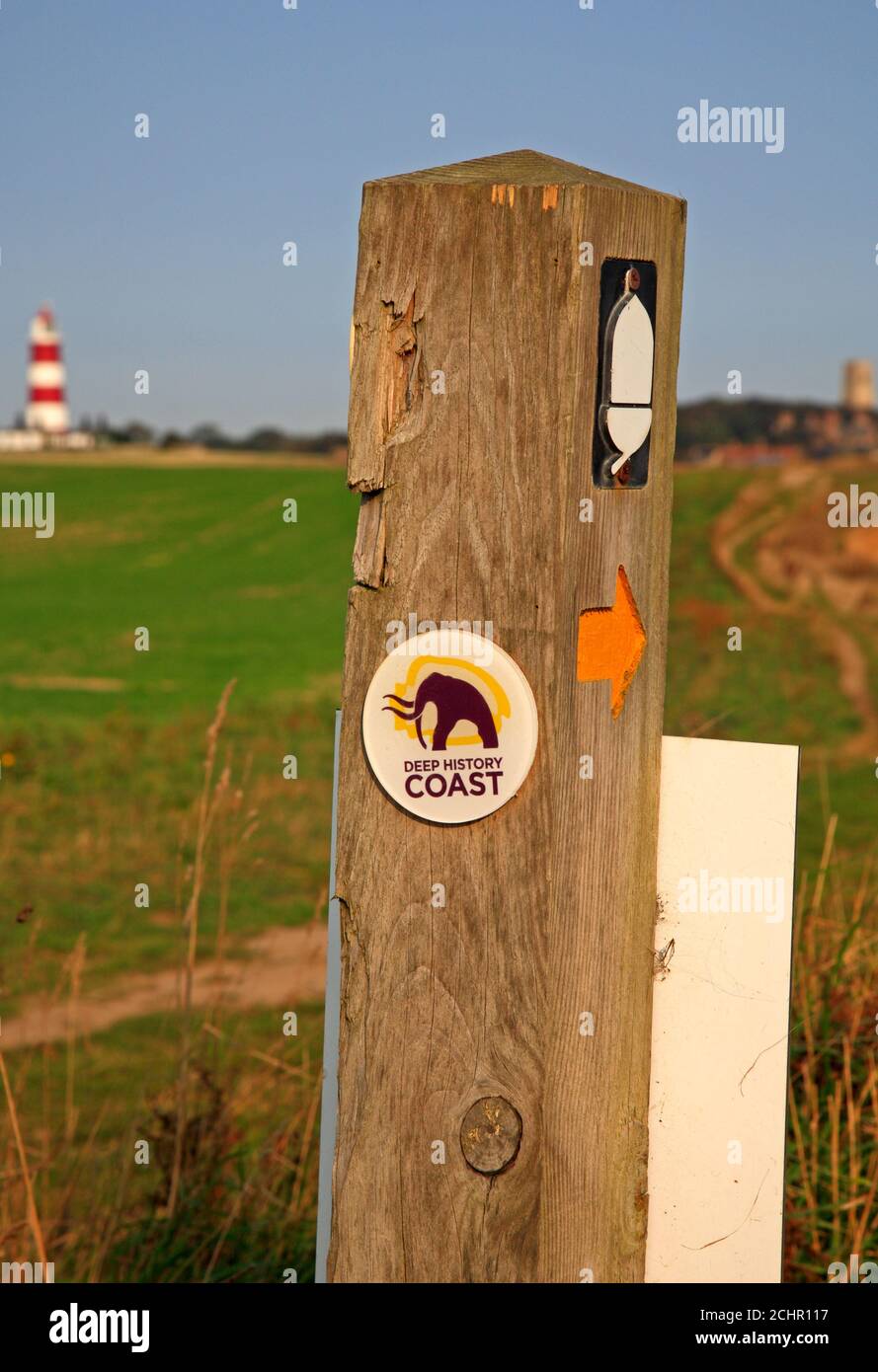 Ein Markierungsposten mit der Richtung für den Deep History Coast Pfad an der Klippe von Cart Gap nach Happisburgh, Norfolk, England, Vereinigtes Königreich. Stockfoto