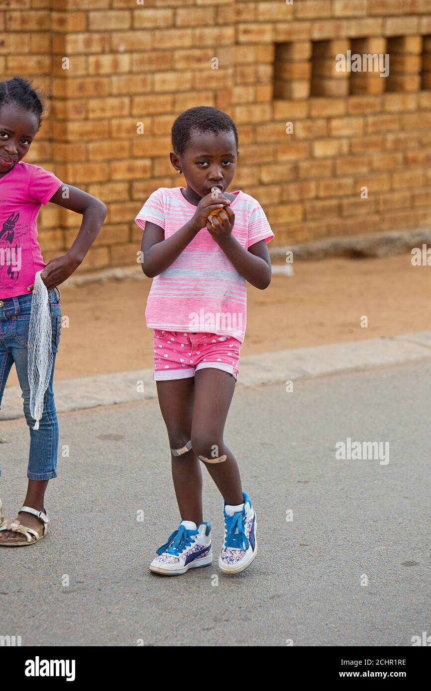 Junges Mädchen in Soweto Township Stockfoto