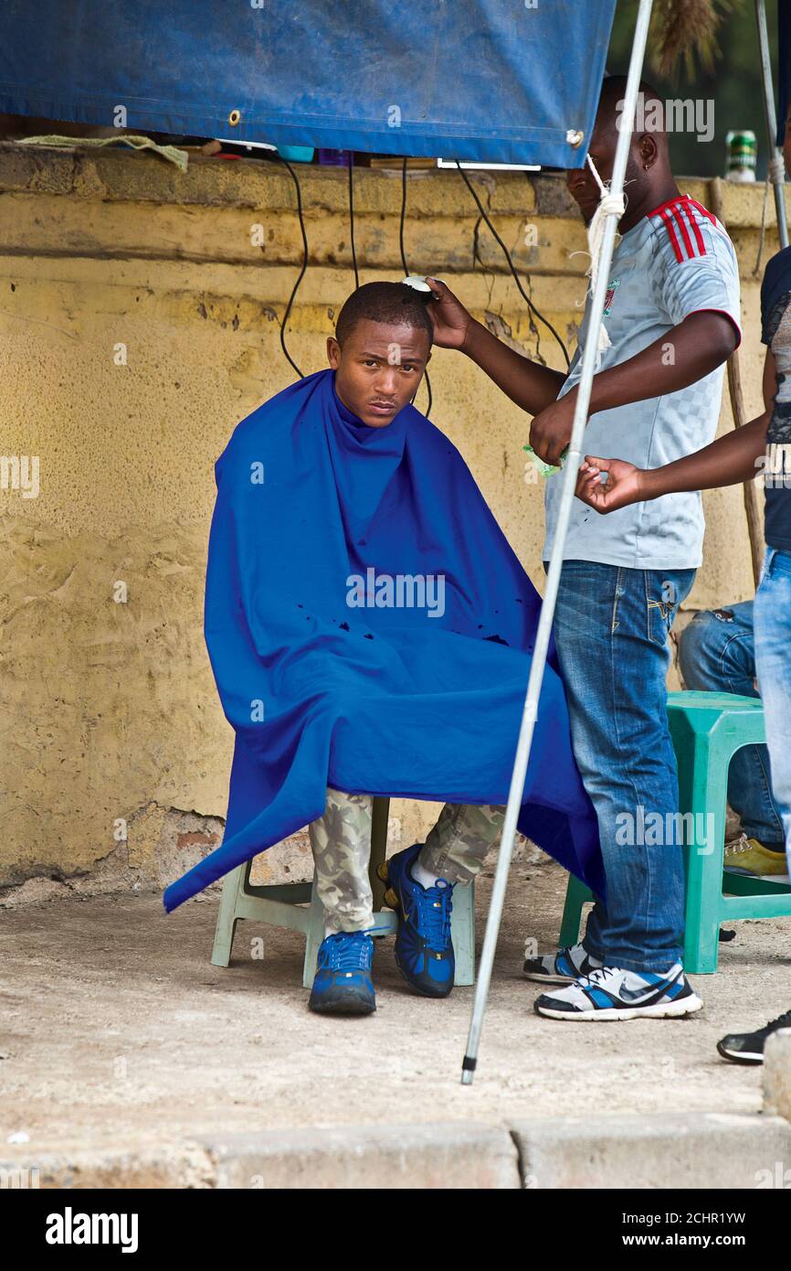Street Barber, Soweto Township Stockfoto