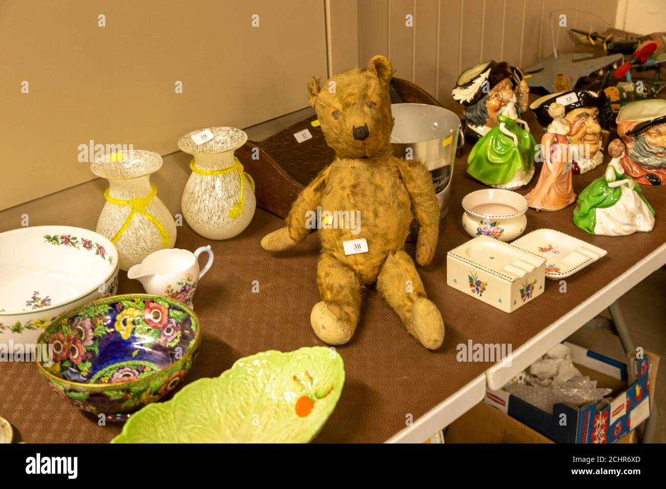Vintage Teddybär zum Verkauf bei Auktionslabels mit anderen Tabellenelemente Stockfoto